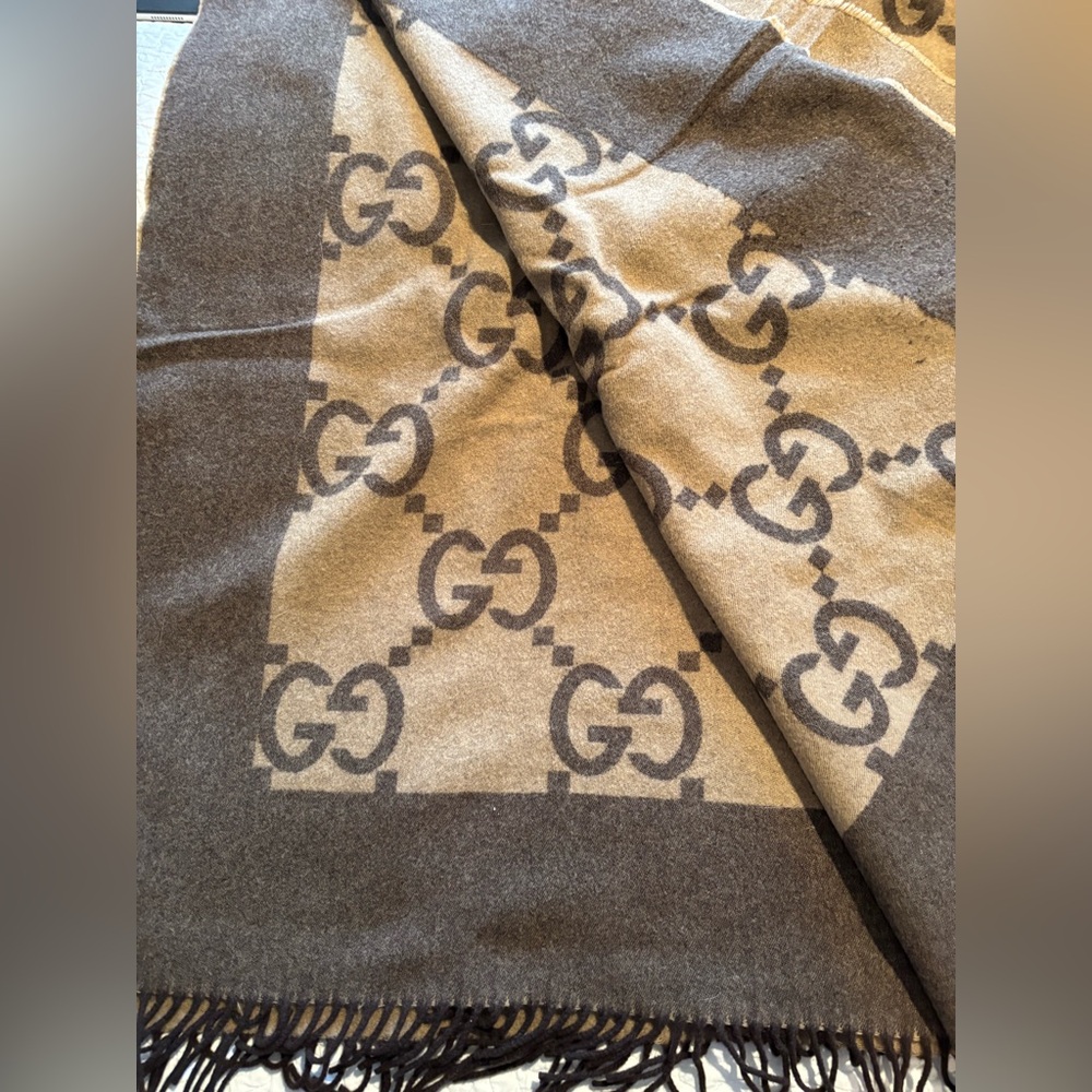 GUCCI Two Tone Wool Throw Blanket - Picture 8 of 12
